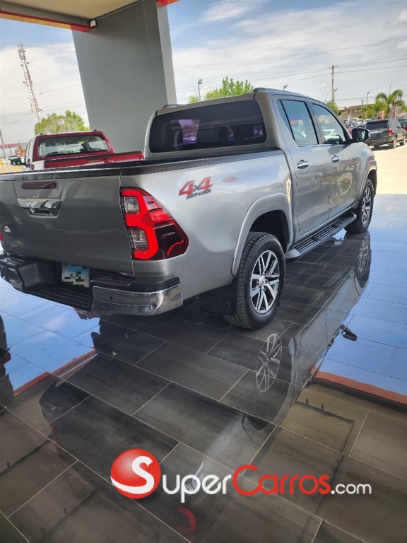 2017 Toyota Hilux Revo — foto 6 / 12