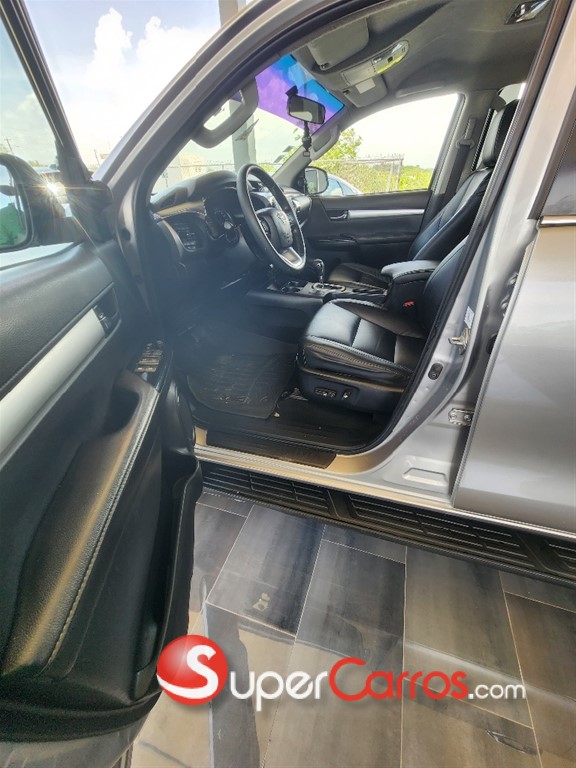 2017 Toyota Hilux Revo — foto 8 / 12