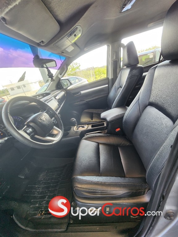 2017 Toyota Hilux Revo — foto 9 / 12