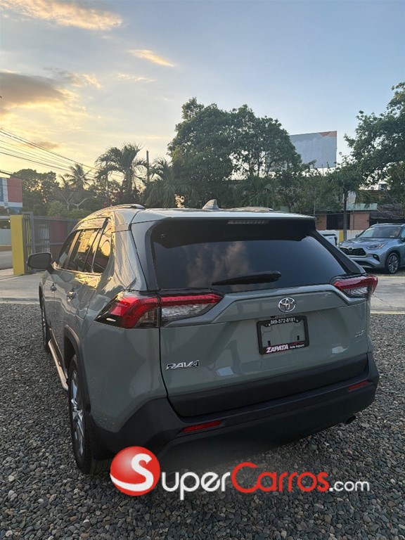 2023 Toyota RAV4 XLE Premium — foto 4 / 9