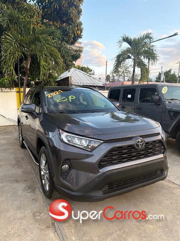 2021 Toyota RAV4 XLE Premium — foto 1 / 8