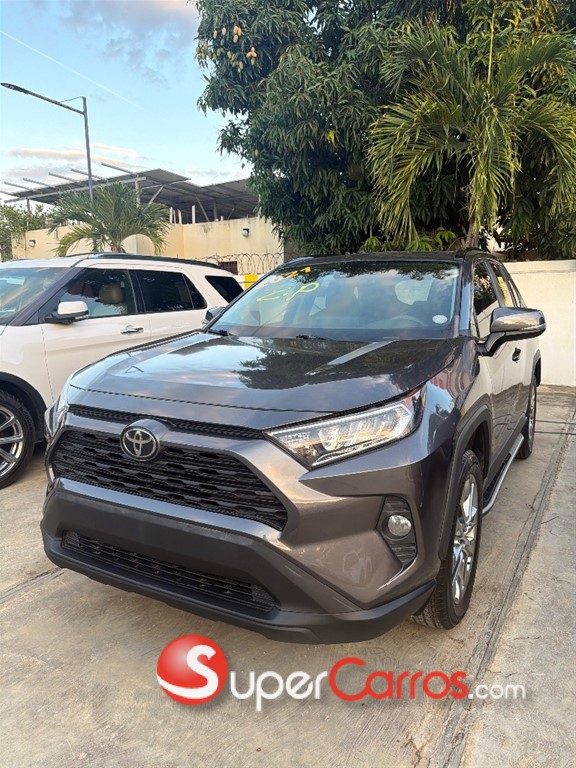 2021 Toyota RAV4 XLE Premium — foto 2 / 8
