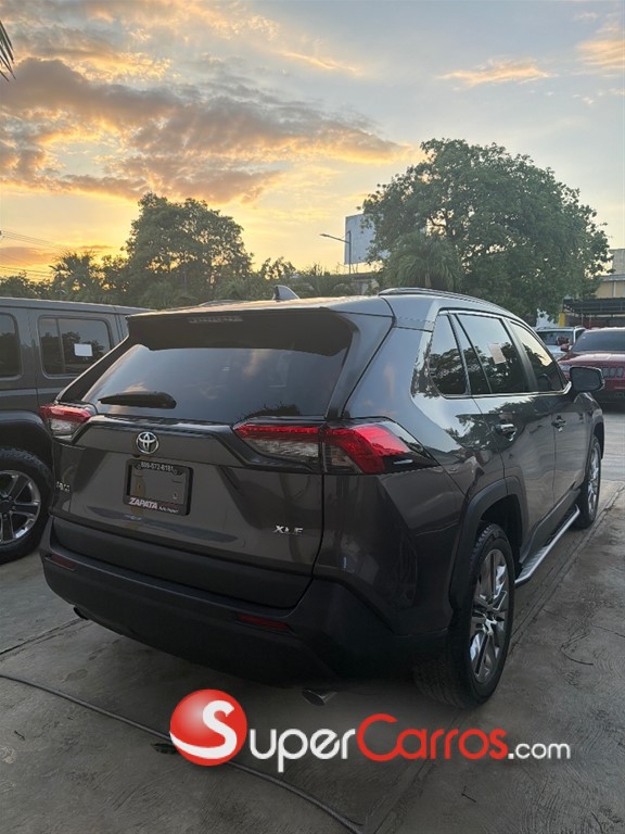2021 Toyota RAV4 XLE Premium — foto 3 / 8