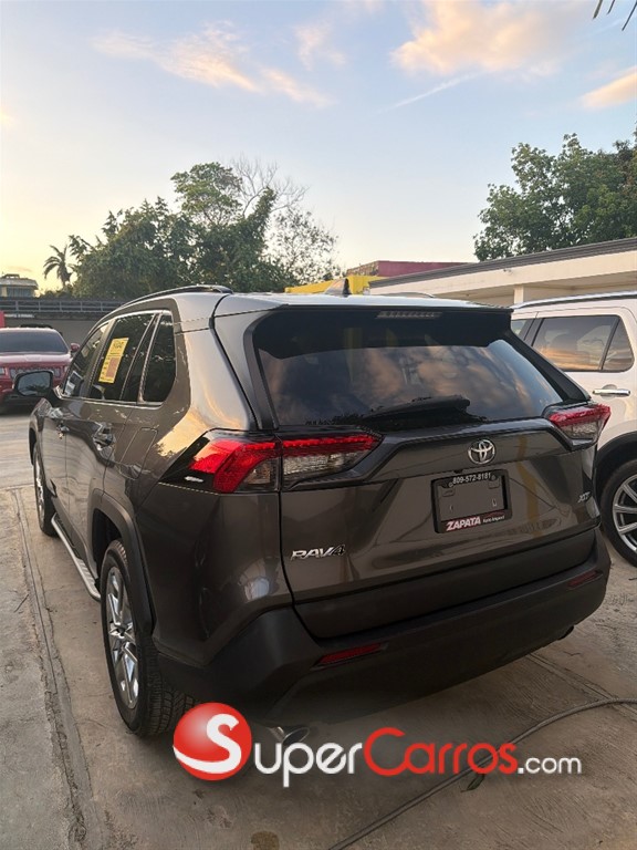 2021 Toyota RAV4 XLE Premium — foto 4 / 8