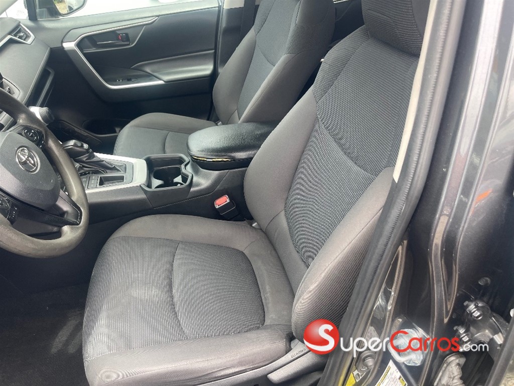 2020 Toyota RAV4 LE — foto 9 / 10
