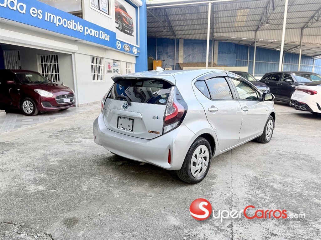 2020 Toyota Aqua Hibrido — foto 3 / 12