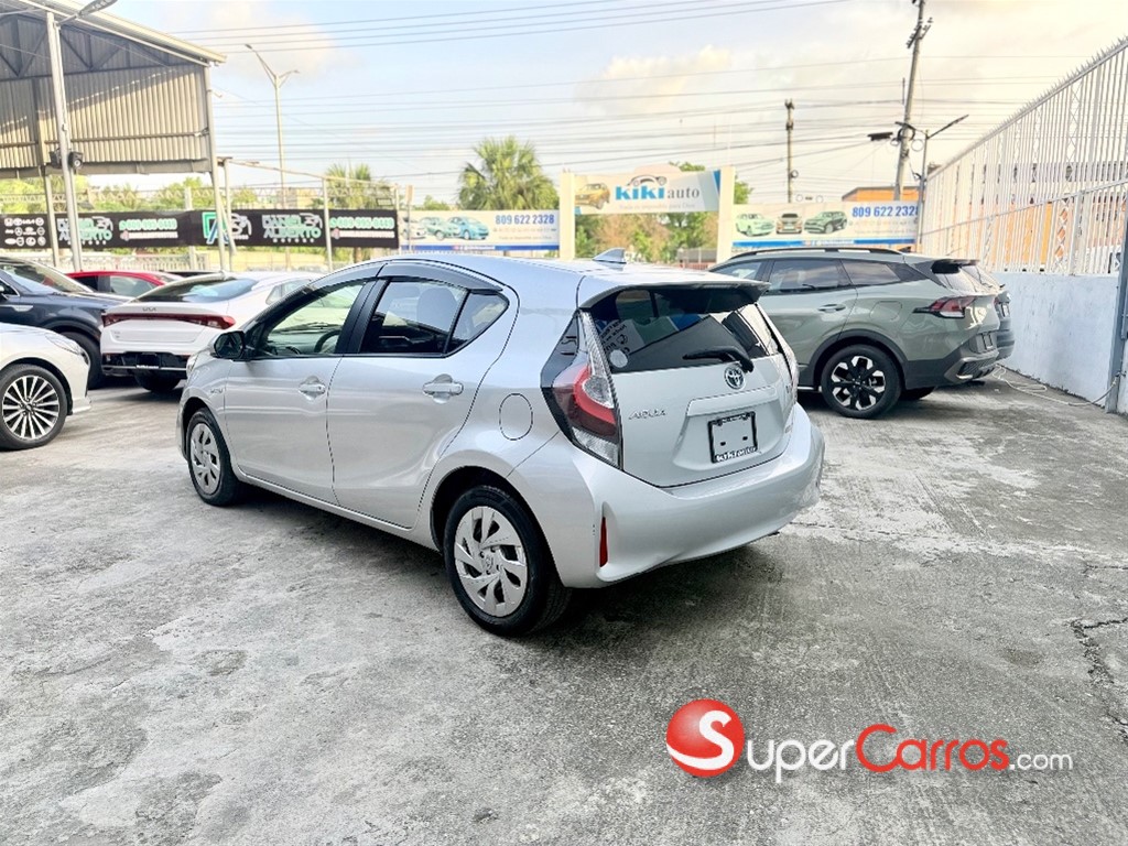 2020 Toyota Aqua Hibrido — foto 4 / 12