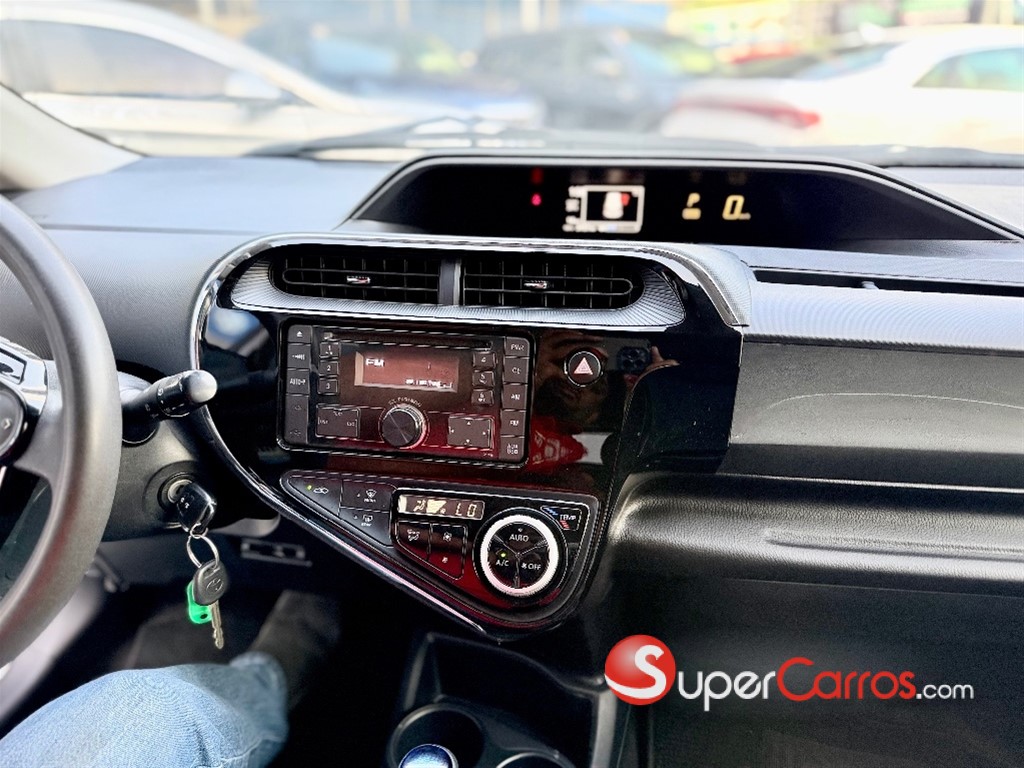 2020 Toyota Aqua Hibrido — foto 7 / 12