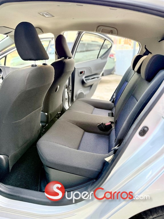 2020 Toyota Aqua Hibrido — foto 10 / 12