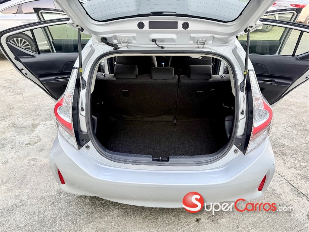 2020 Toyota Aqua Hibrido — foto 11 / 12