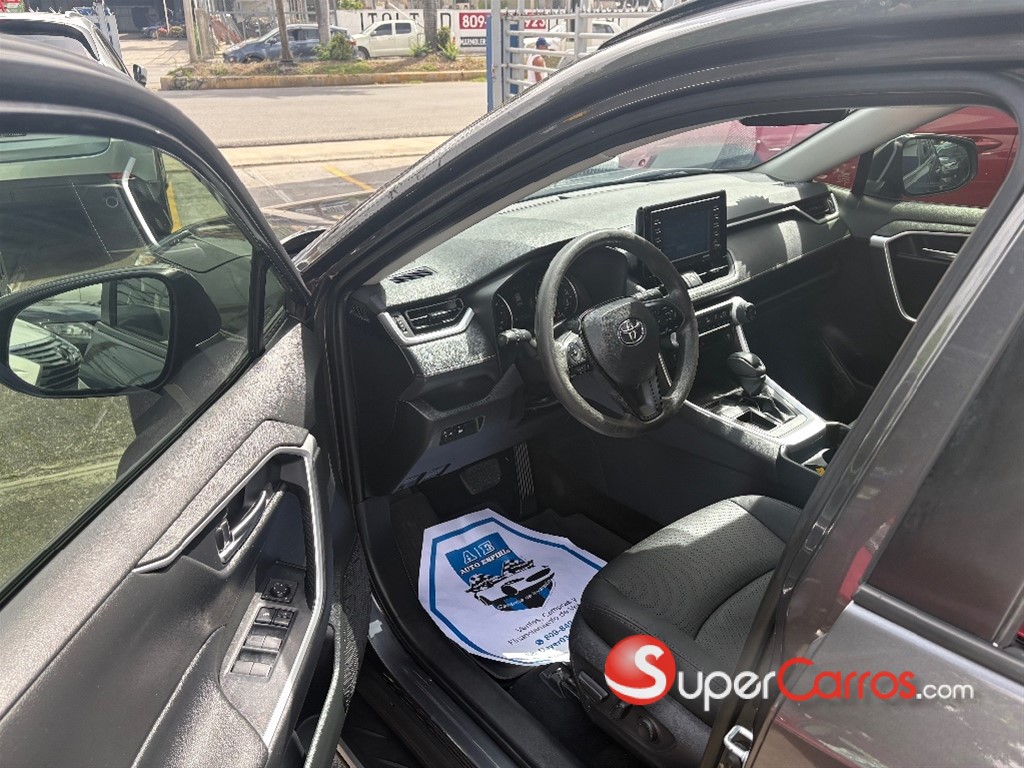 2020 Toyota RAV4 XLE — foto 8 / 10