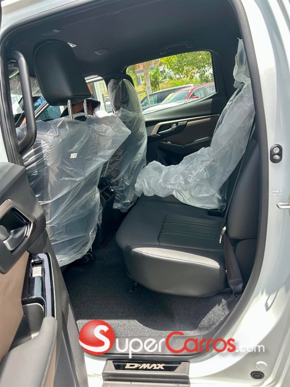 2027 Isuzu DMAX LSE V-Cross — foto 4 / 6