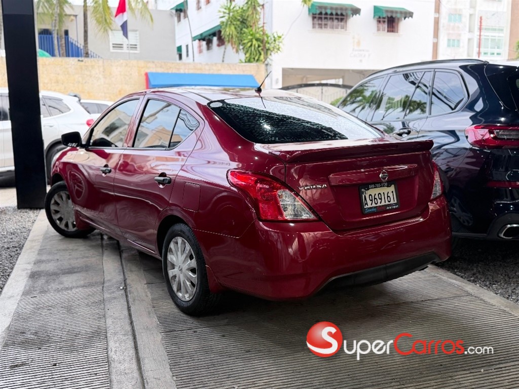 2016 Nissan Versa SL — foto 4 / 6