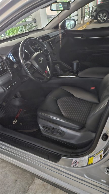 2020 Toyota Camry SE — foto 2 / 12