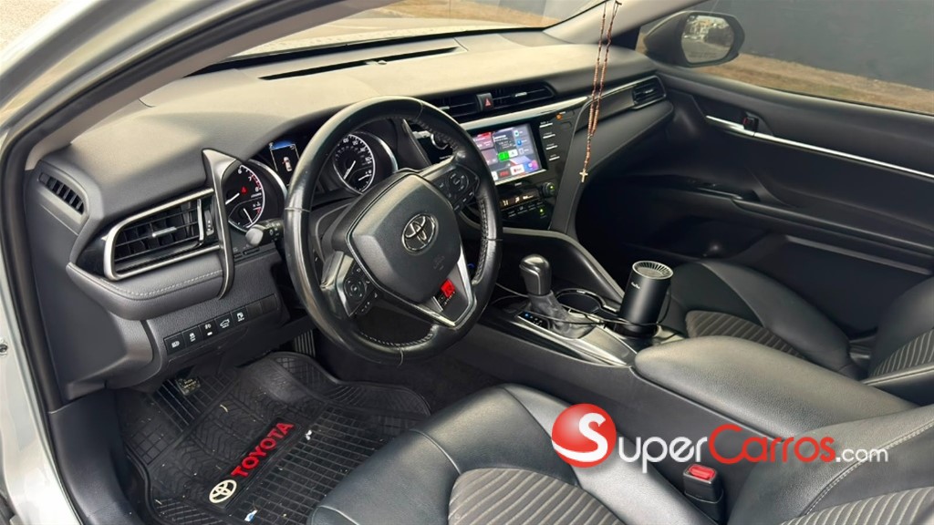 2020 Toyota Camry SE — foto 11 / 12