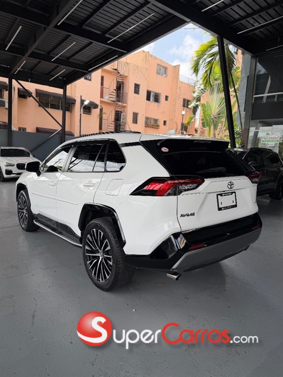 2020 Toyota RAV4 LE — foto 8 / 9