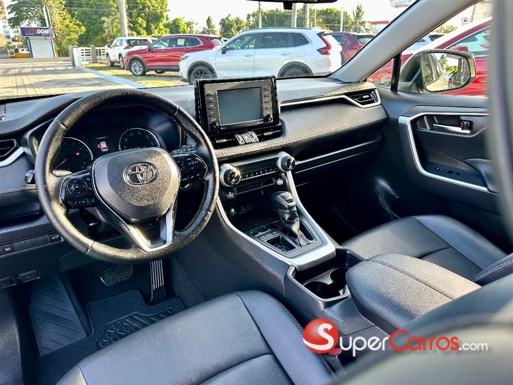 2020 Toyota RAV4 XLE Premium — foto 9 / 12