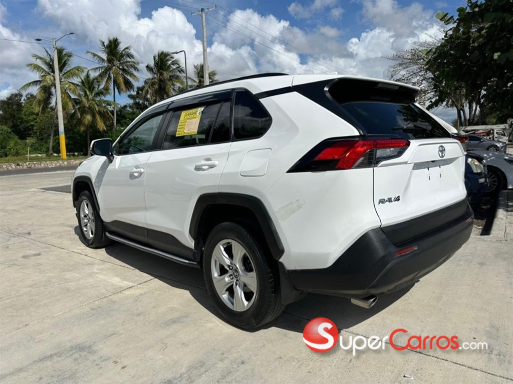 2020 Toyota RAV4 XLE — foto 9 / 12