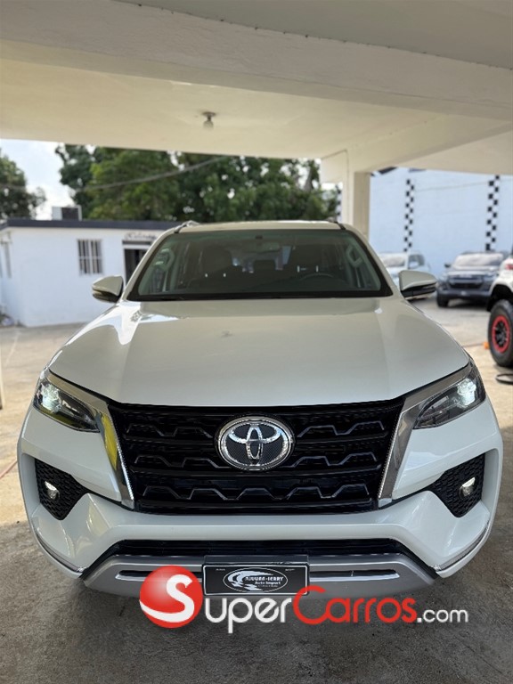 2021 Toyota Fortuner SRV — foto 2 / 11