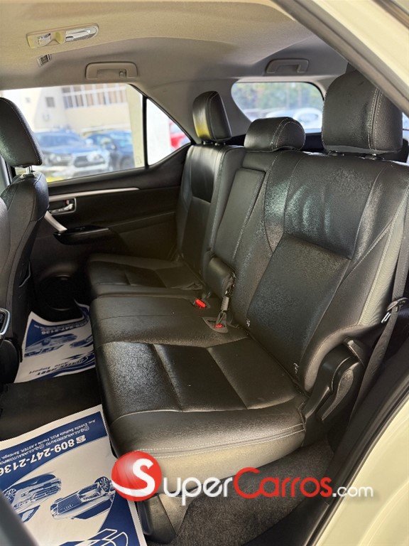 2021 Toyota Fortuner SRV — foto 7 / 11