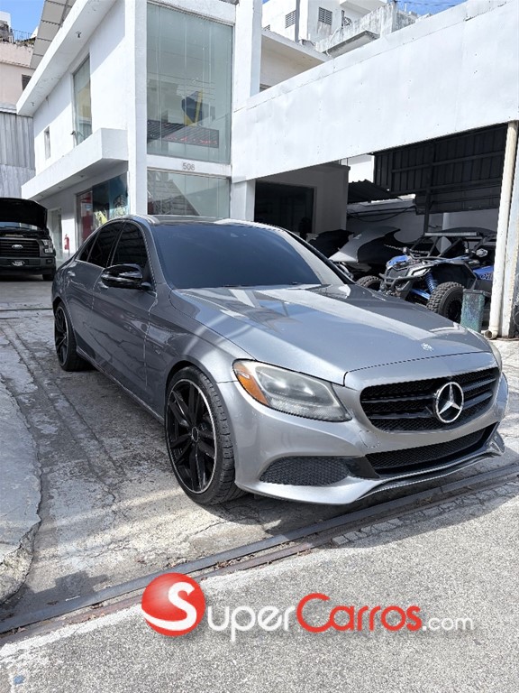 2015 Mercedes-Benz Clase C 300 — foto 2 / 9