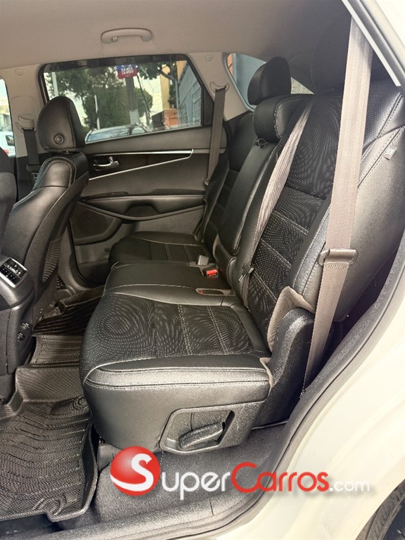 2020 Kia Sorento LX — foto 9 / 12