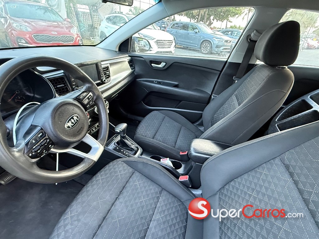 2020 Kia Rio — foto 10 / 12