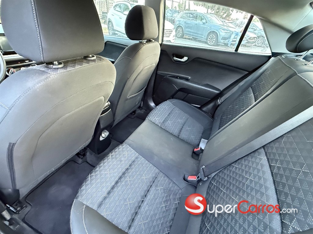 2020 Kia Rio — foto 11 / 12