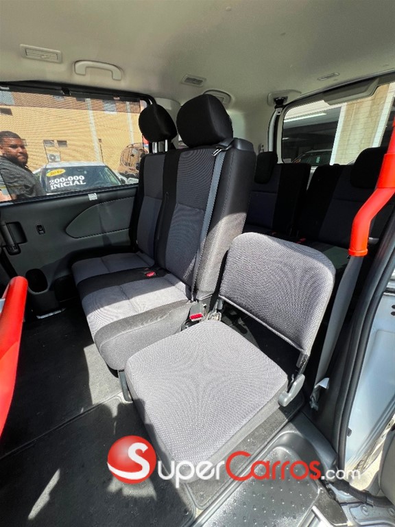 2020 Nissan Serena — foto 8 / 12