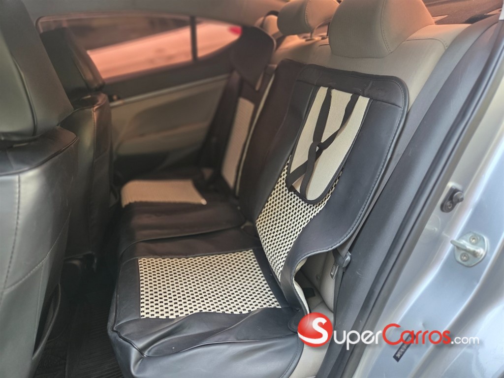 2017 Hyundai Elantra — foto 8 / 10