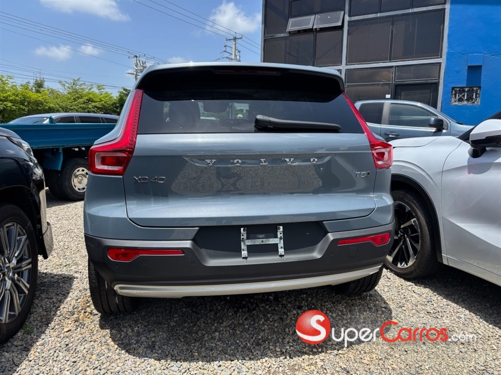 2021 Volvo XC40 Momentum — foto 2 / 12