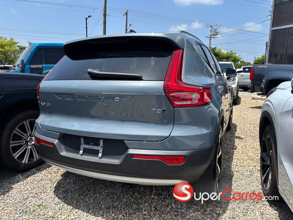 2021 Volvo XC40 Momentum — foto 3 / 12