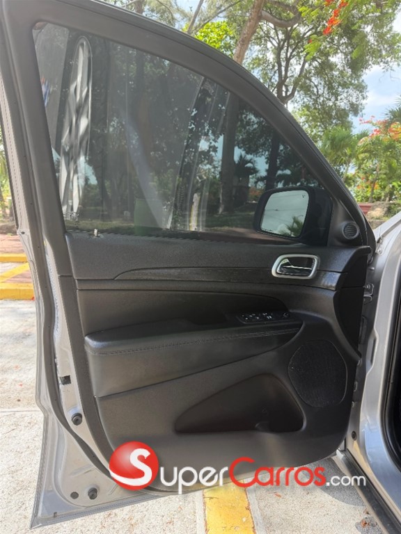 2018 Jeep Grand Cherokee Laredo — foto 8 / 12