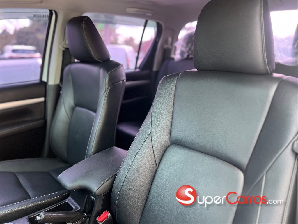 2025 Toyota Hilux SRV — foto 10 / 12