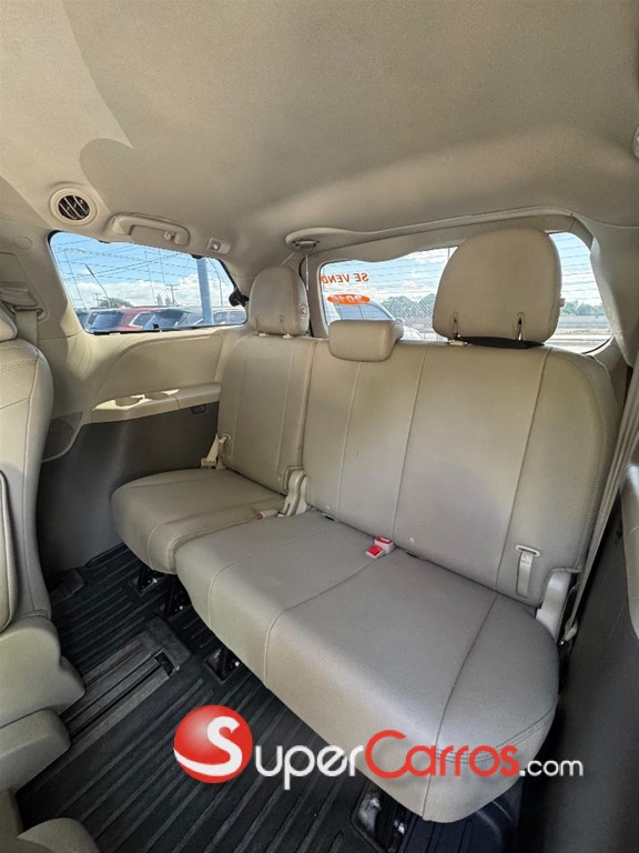 2016 Toyota Sienna XLE — foto 10 / 11