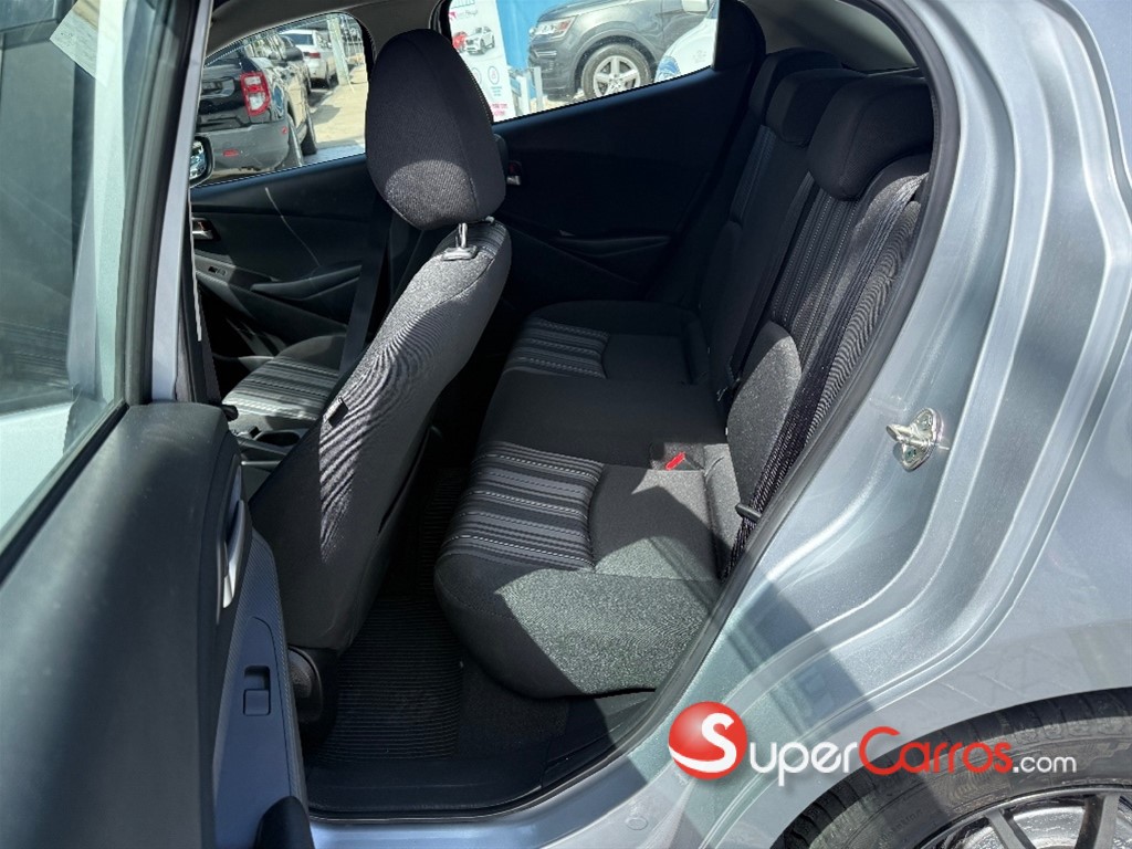 2021 Mazda 2 — foto 8 / 12