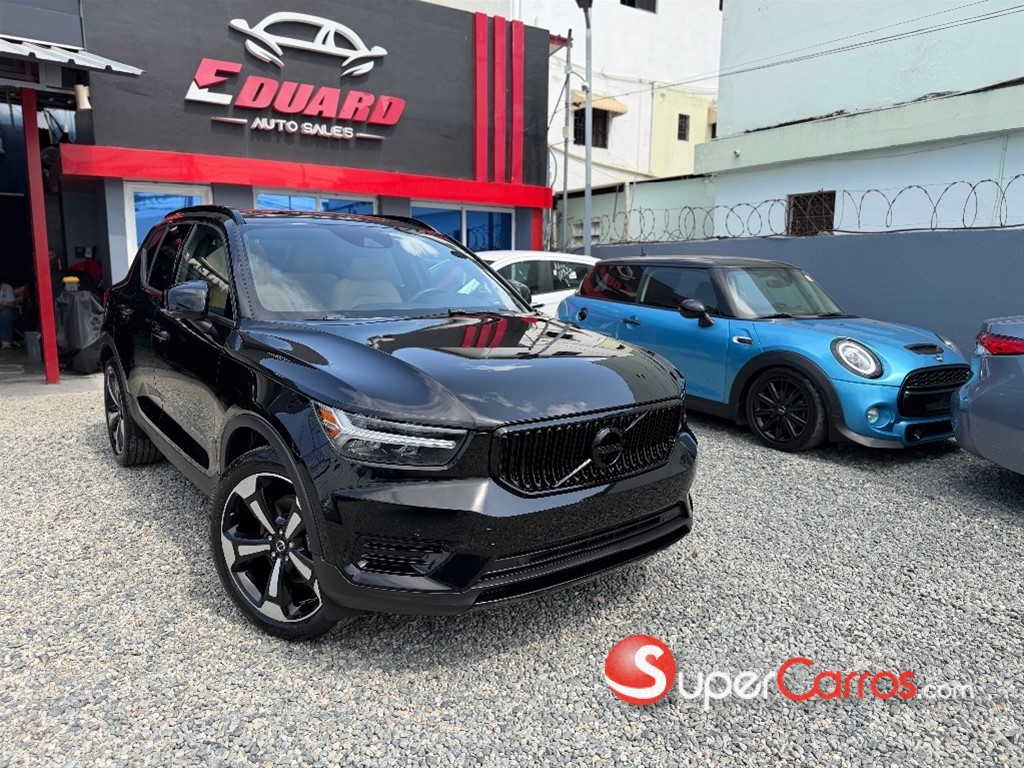 2020 Volvo XC40 Momentum