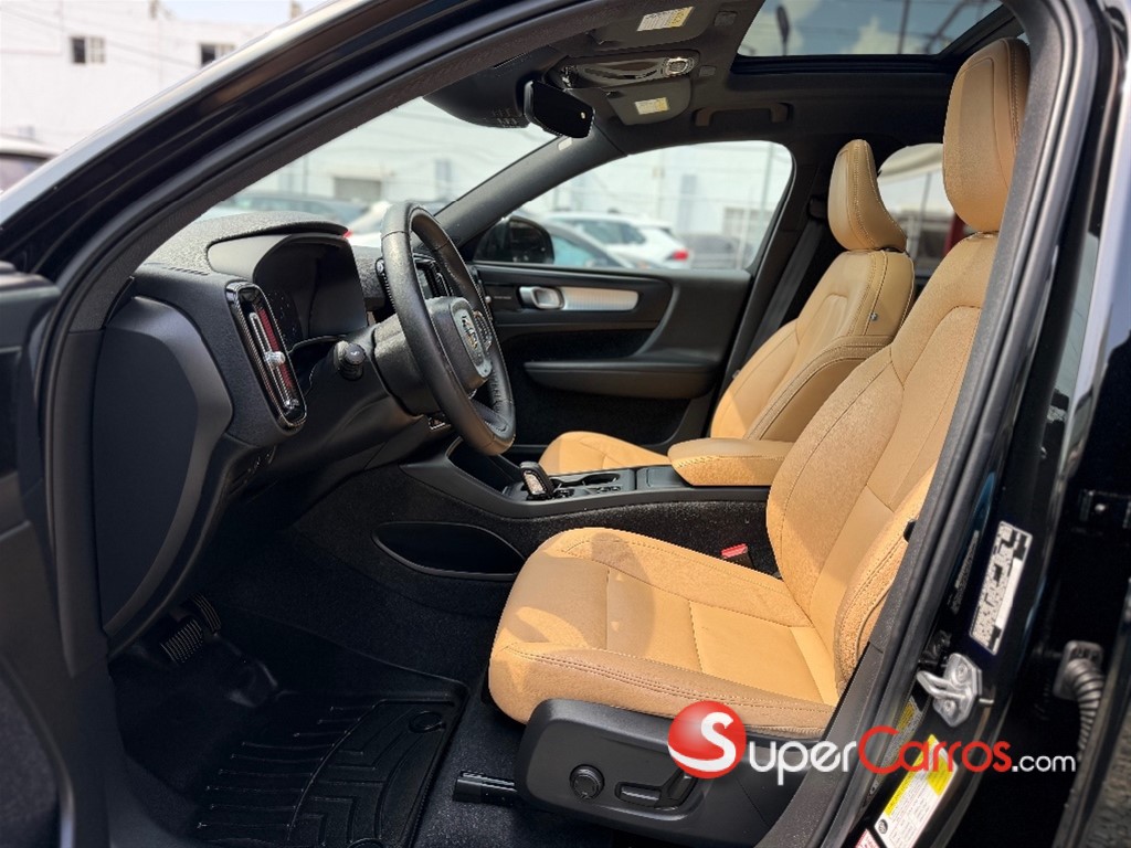 2020 Volvo XC40 Momentum — foto 4 / 12