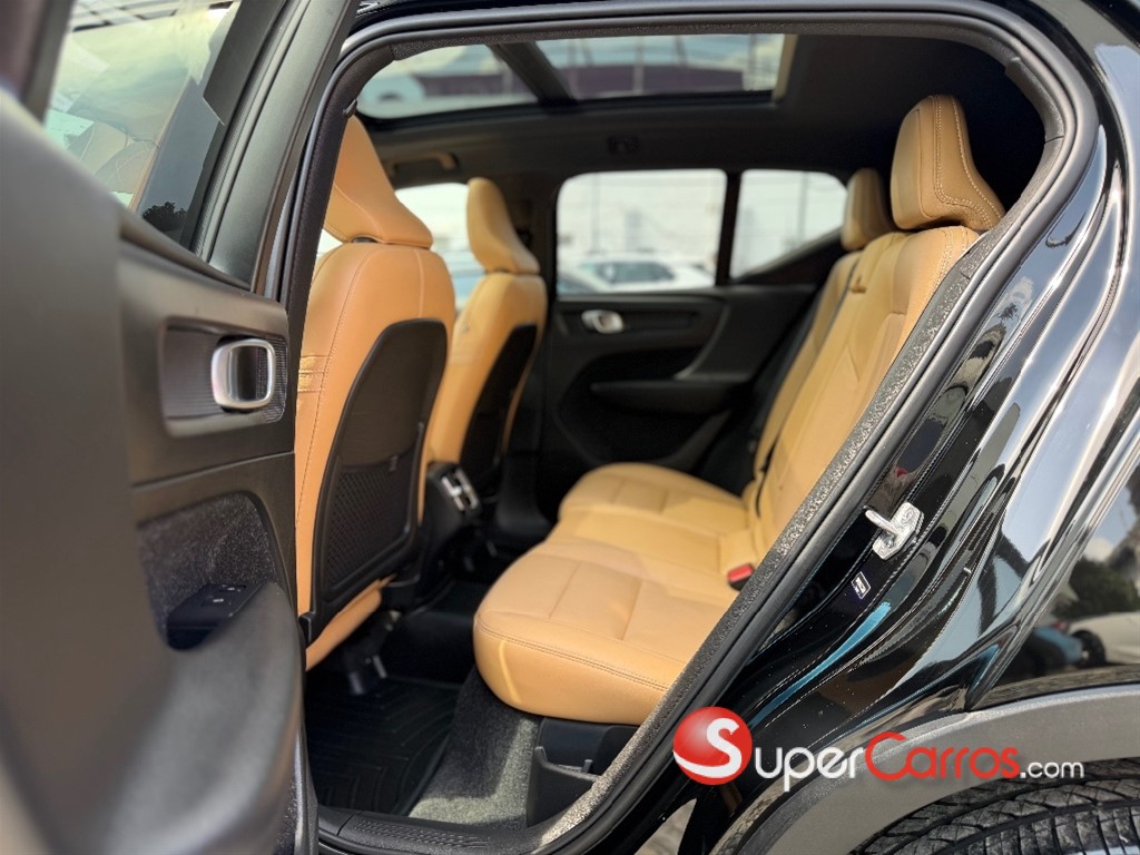 2020 Volvo XC40 Momentum — foto 5 / 12