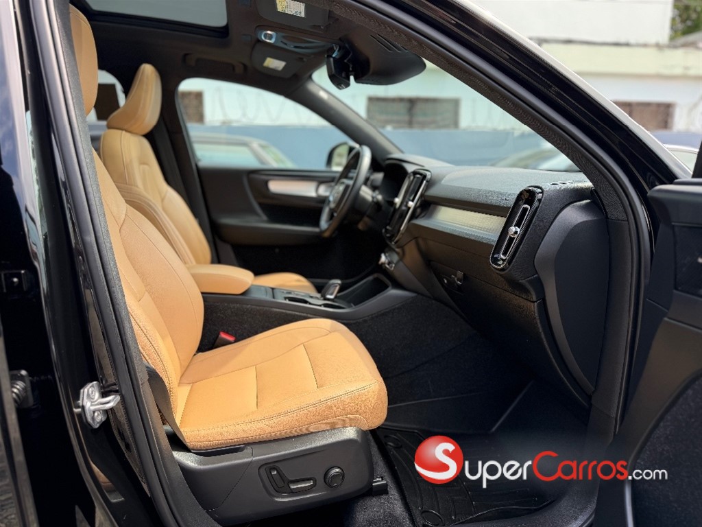 2020 Volvo XC40 Momentum — foto 6 / 12