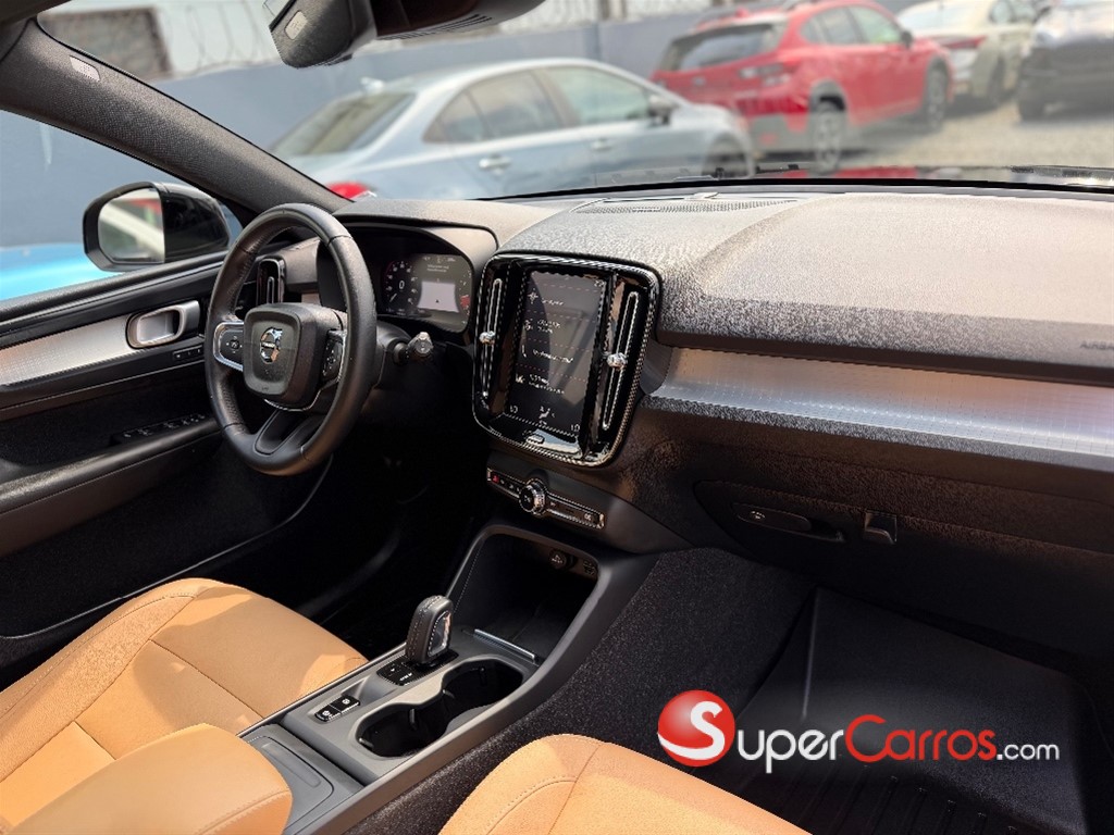 2020 Volvo XC40 Momentum — foto 7 / 12