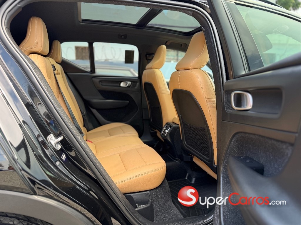 2020 Volvo XC40 Momentum — foto 8 / 12