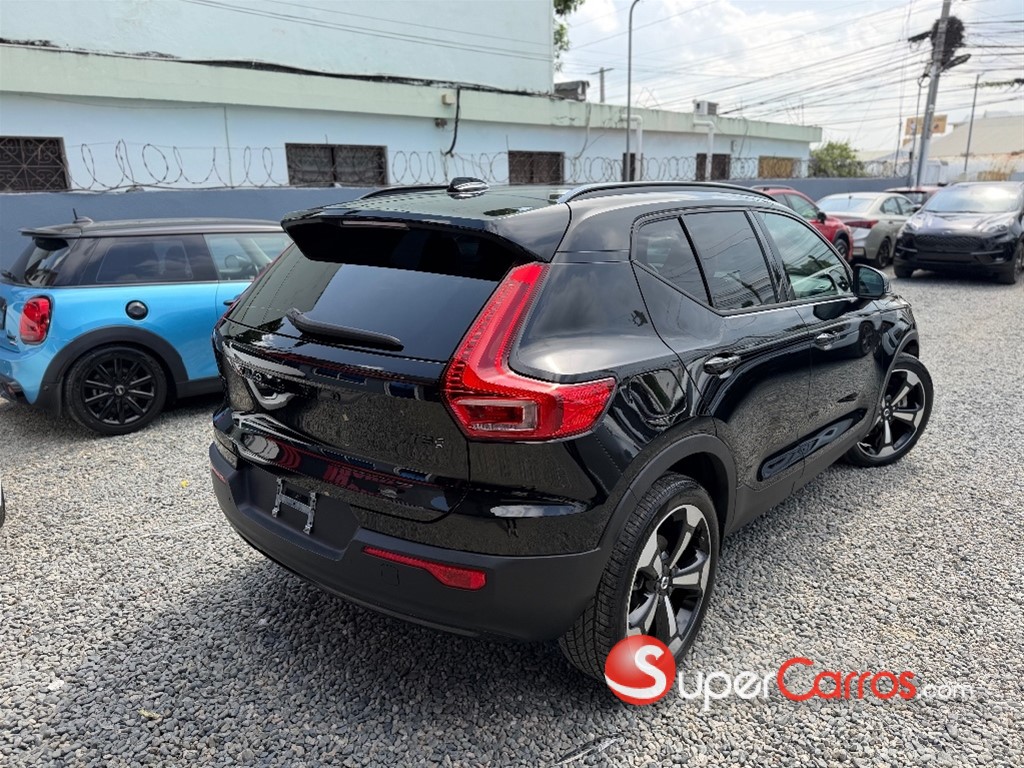2020 Volvo XC40 Momentum — foto 10 / 12