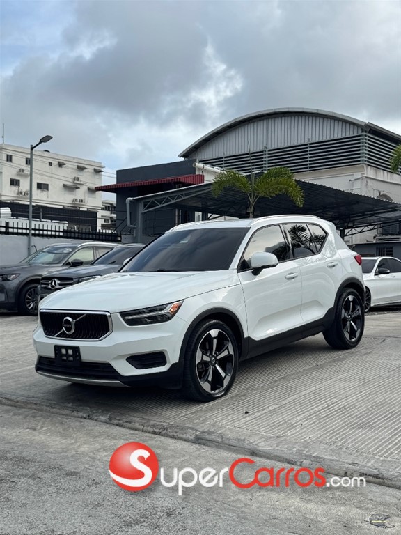 2019 Volvo XC40 T4 Momemtum — foto 2 / 11