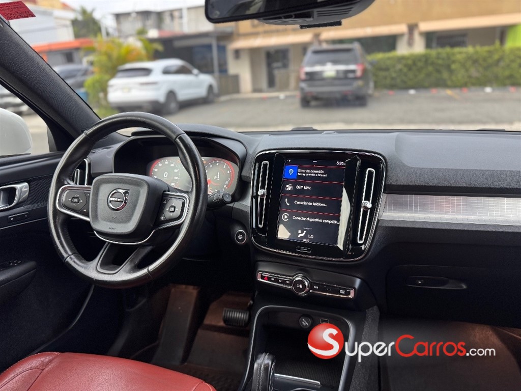 2019 Volvo XC40 T4 Momemtum — foto 8 / 11