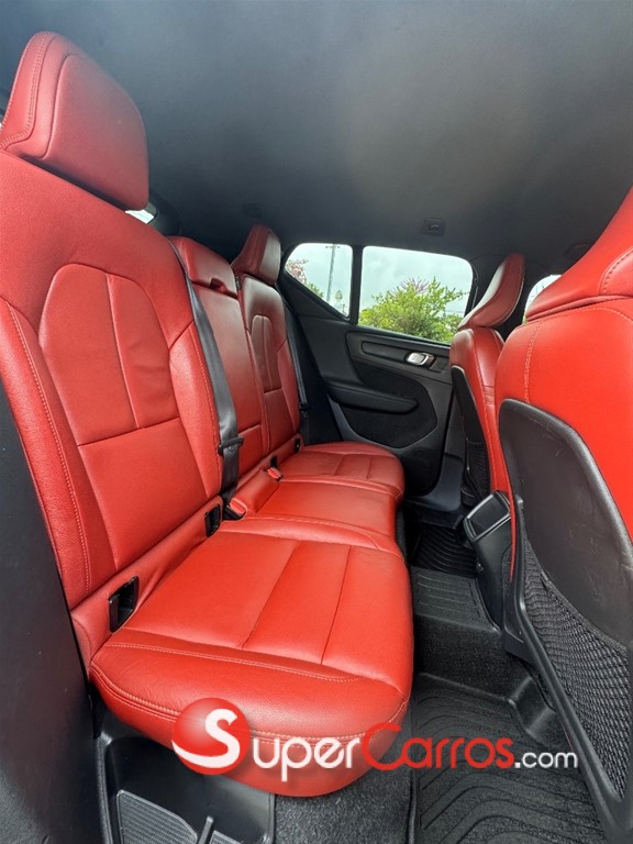 2019 Volvo XC40 T4 Momemtum — foto 10 / 11