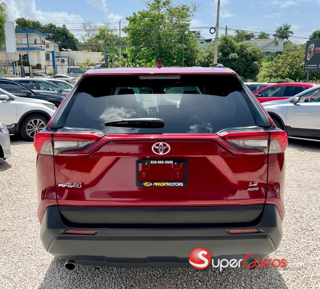 2020 Toyota RAV4 LE — foto 8 / 12