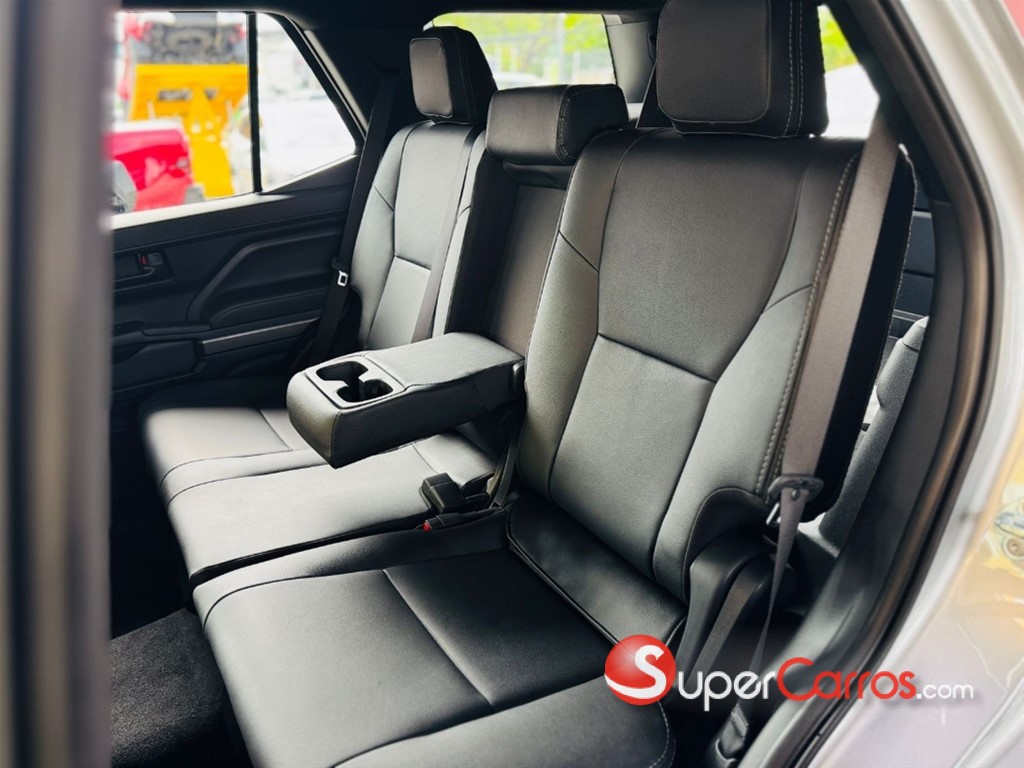 2026 Toyota 4 Runner SR5 — foto 8 / 11