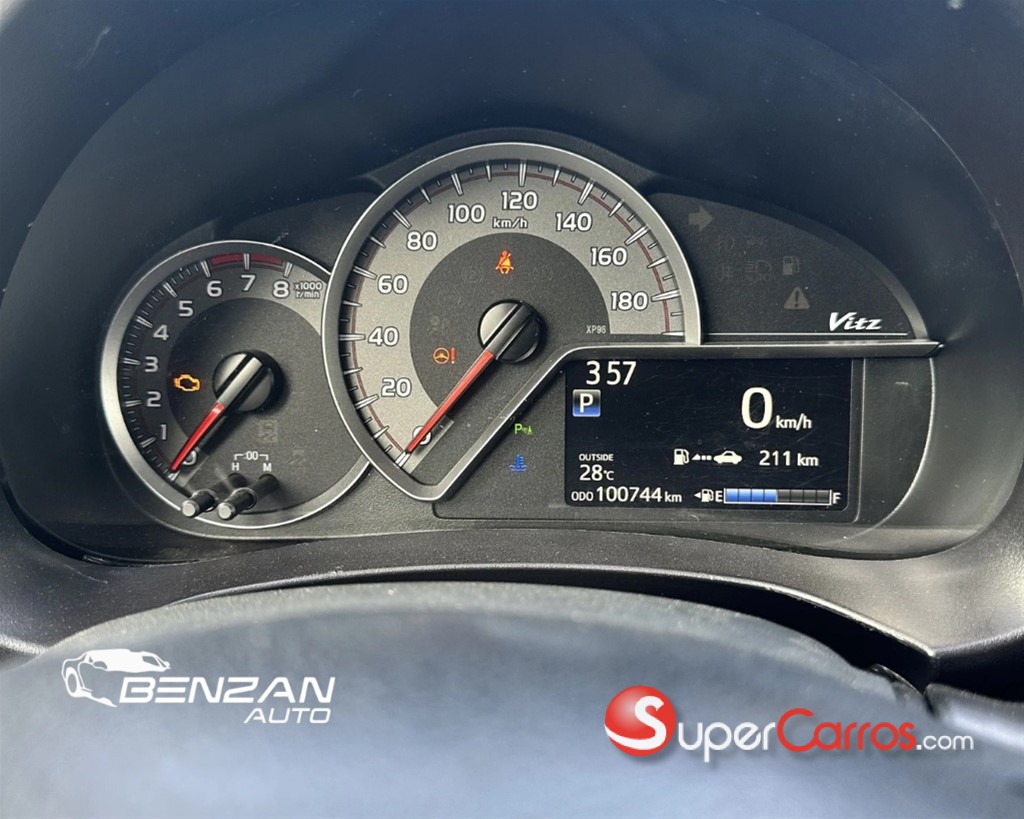 2019 Toyota VITZ — foto 9 / 10