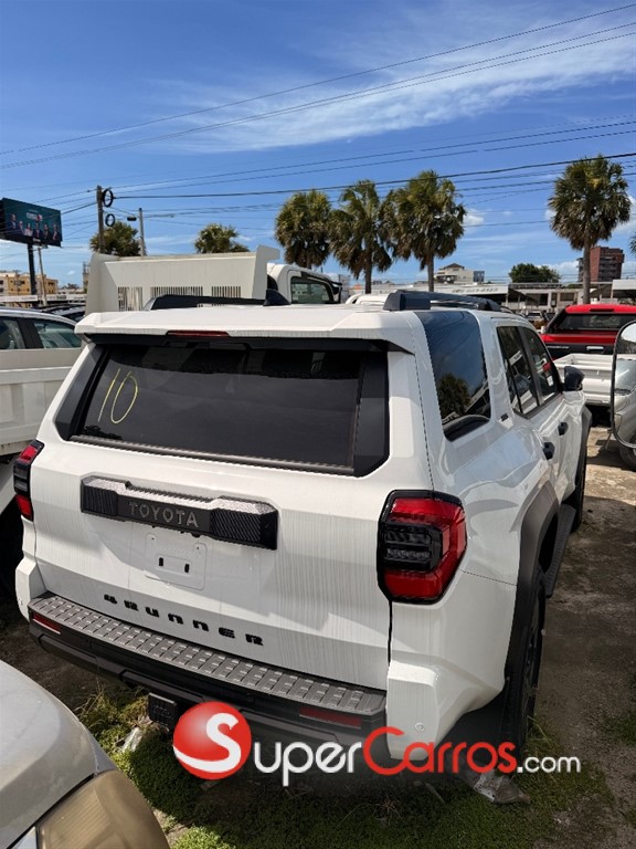 2026 Toyota 4 Runner SR5 — foto 3 / 4